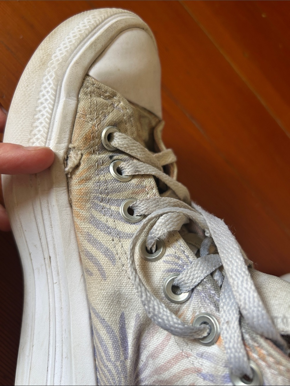 Converse High Top Sneakers - white with subtle flowers -size 8 - Picture 6 of 6